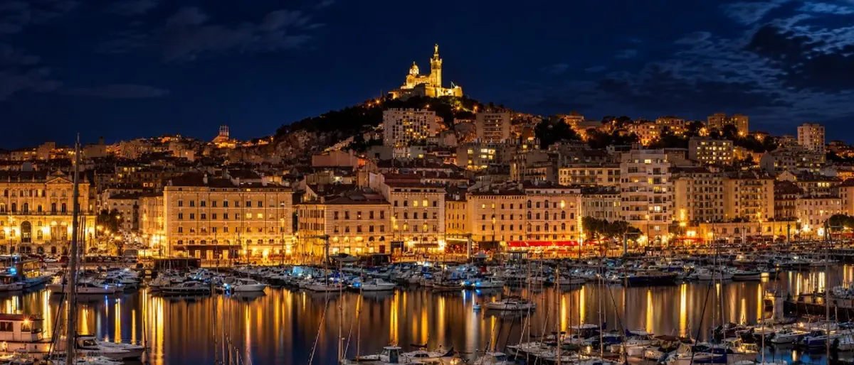 Vieux-Port de Marseille la nuit, avec Notre-Dame de la Garde.